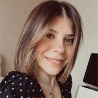Ganador de concurso de karaoke con trofeo